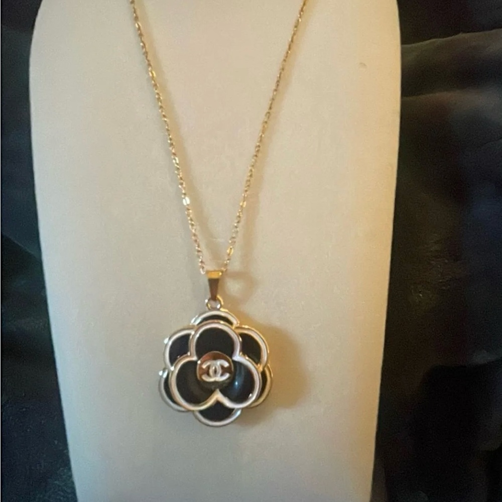 Elegant Gold and Black Pendant Necklace